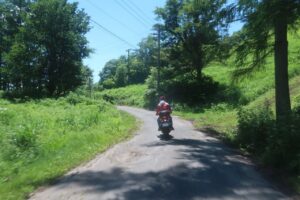 林道小熊黒沢線を登り小熊山パラグライダー場を目指す