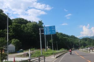 小谷村のR148の「富山」が書かれた標識