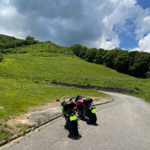 八方尾根スキー場エリアに入ったCBR650R&ninja650