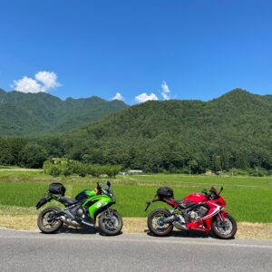 夏の青空と緑の山と田んぼとCBR650R&ninja650