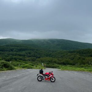 鳥海山ブルーライン沿いの大平展望台駐車場にて雲がかかった鳥海山の眺めwith CBR650R
