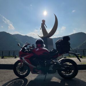 あさひ月山湖展望広場駐車場の月の女神像とCBR650R②