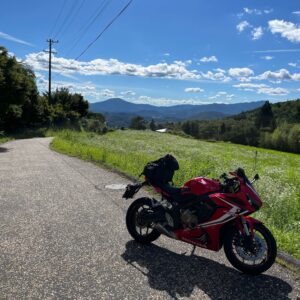 馬籠宿の少し南の旧中山道を走るCBR650R
