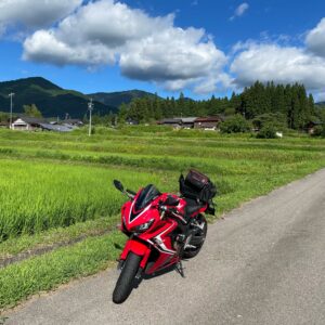 馬籠宿の少し南の緑の田んぼにてwith CBR650R