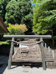 大山白山神社奥の院に登る石段にて