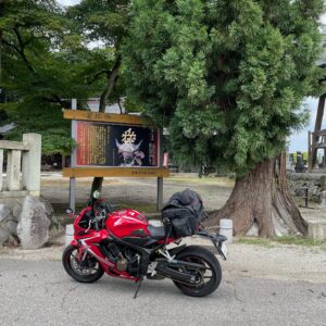 總宮神社の直江杉にてwith CBR650R