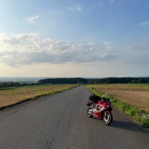 月山高原ひまわり畑近くのロードにてwith CBR650R