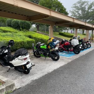 東北道・那須高原SAの屋根付き駐輪場にて