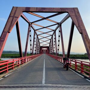 最上川を渡るR345にてwith CBR650R