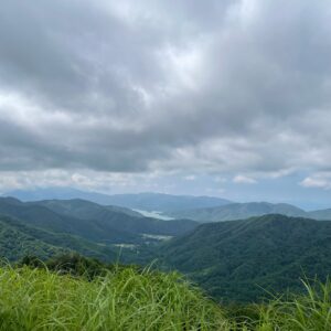 西吾妻スカイバレーの東鉢山七曲りから桧原湖を眺める