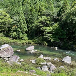 白川トチノキ街道のツチノコ館から清流を眺める