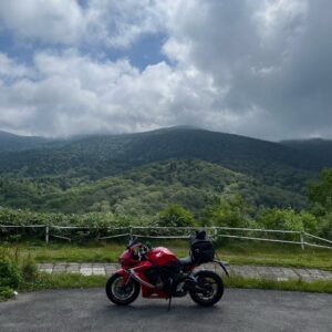 西吾妻スカイバレーの山形側のパーキングにてwith CBR650R