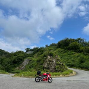 西吾妻スカイバレーの東鉢山七曲り手前のパーキングにてwith CBR650R