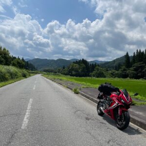 山形県r234のいい感じの山間のロード風景with CBR650R