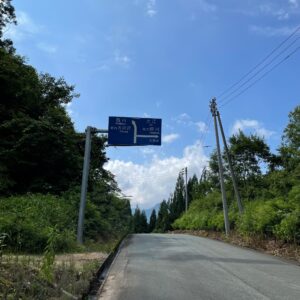山形県r27の行く手に広がる青空