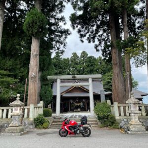 總宮神社の鳥居にてwith CBR650R