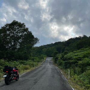 山岳街道「六十里越街道／旧道112号」を走るCBR650R
