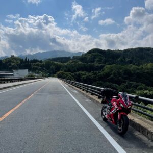 月山湖へ向かうR112を走るCBR650R