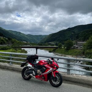 夏の清流を渡るR257の風景with CBR650R