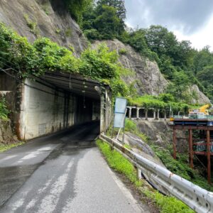 東北らしいスノーシェッドの風景