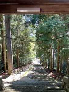 大山白山神社の最上段「奥の院」に入れず下を振り返った風景