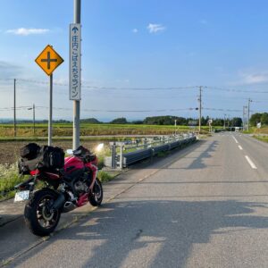 庄内こばえちゃラインを走るCBR650R