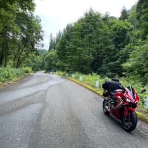 大規模林道真室川小国線を走るCBR650R