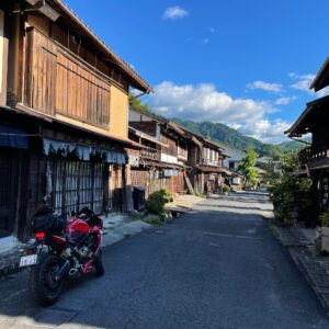 進入禁止が解かれた17時の妻籠宿にてwith CBR650R