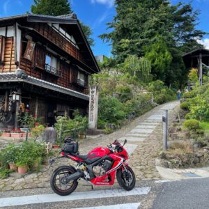 馬籠宿坂上からさらに旧中山道を登っていく風景with CBR650R