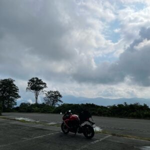 月山スキー場駐車場から雄大な風景の眺めwith CBR650R
