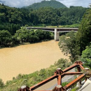 茶色に濁った最上川