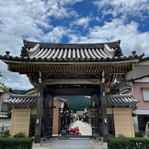 郡上八幡・長敬寺の内側にてwith CBR650R