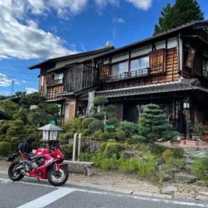 馬籠宿坂上の昔ながらのお蕎麦屋さん、恵盛庵にてwith CBR650R
