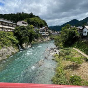 郡上八幡の町中を流れる吉田川に架かる宮ヶ瀬橋にて
