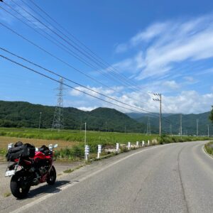 R115ののどかな山間のロード風景を走るCBR650R