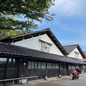 風情ある山形県酒田市街にある山居倉庫にてwith CBR650R