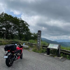 西吾妻スカイバレーの東鉢山七曲りにてwith CBR650R