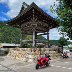 郡上八幡城の麓にある安養寺の鐘と CBR650R