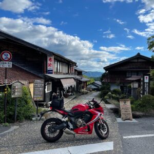 馬籠宿坂上から坂下を望むwith CBR650R