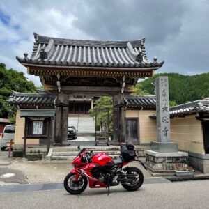 郡上八幡・長敬寺の外側にてwith CBR650R
