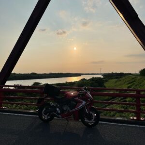 最上川を渡るR345にてwith CBR650R②