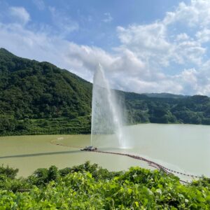 月山湖展望広場にて大噴水を眺める