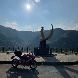 あさひ月山湖展望広場駐車場の月の女神像とCBR650R