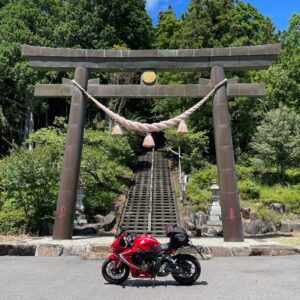 大山白山神社の年季の入った大鳥居にてwith CBR650R