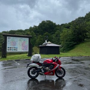八幡平アスピーテライン北側入口にある北緯40度ラインのモニュメントにてwith CBR650R