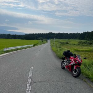 男鹿半島・寒風山付近の緑の風景を走るCBR650R