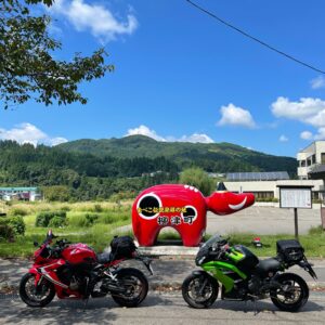 R252の会津柳津エリアで出会った赤べこwith CBR650R & ninja650