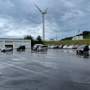 大雨の後の宿の冠水していた駐車エリア