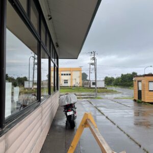 海の駅わんどの軒先を借りて駐輪する CBR650R