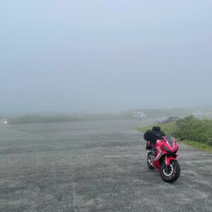 霧に包まれた蔵王エコーライン刈田峠にてwith CBR650R